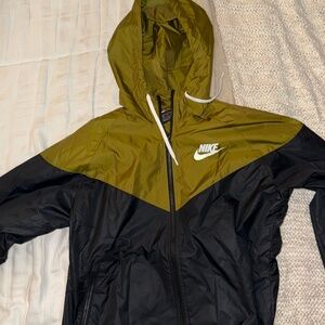 Nike Women’s Sportswear Windrunner Jacket Olive Green